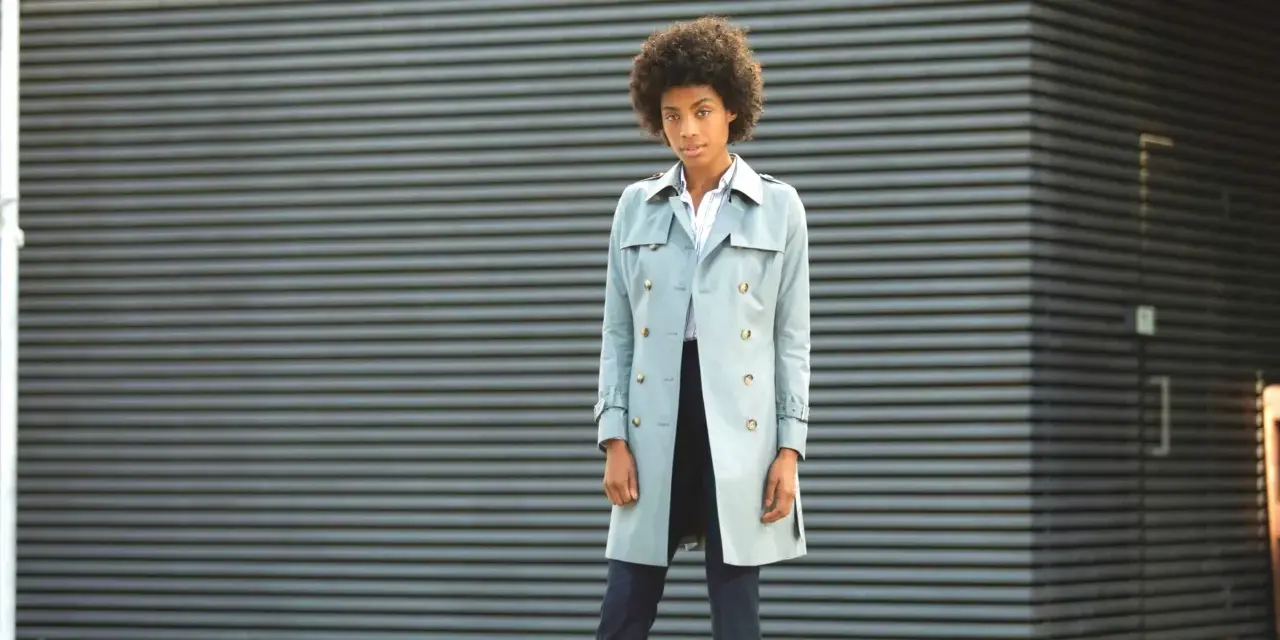 Mujer con un trench ligero y elegante, lista para enfrentar el día con estilo.