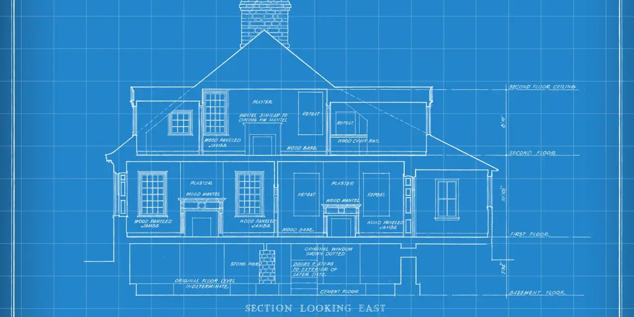 Sezione est di una casa, con dettagli architettonici e misure. Un disegnatore CAD ha creato questo progetto.