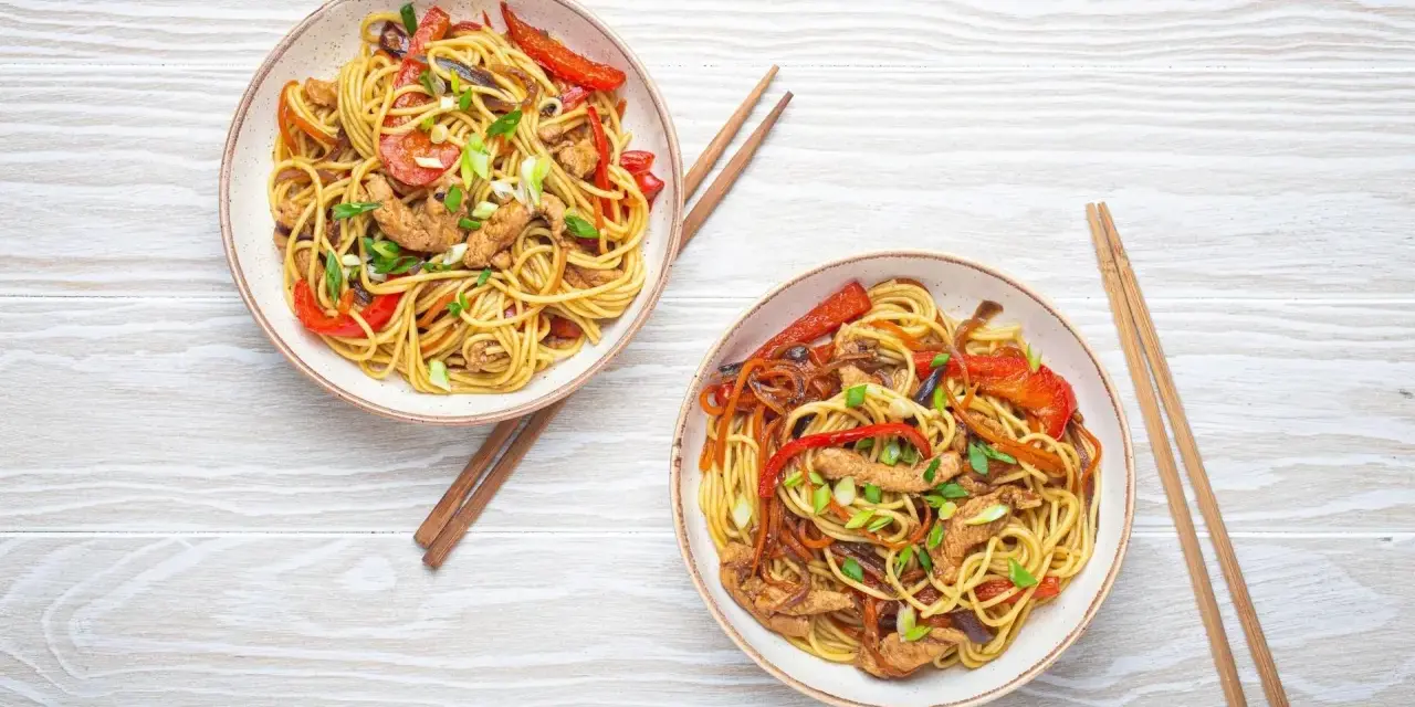 Makaron Chow Mein: Skład, Lo Mein, wybór i przepis. Poznaj sekrety!