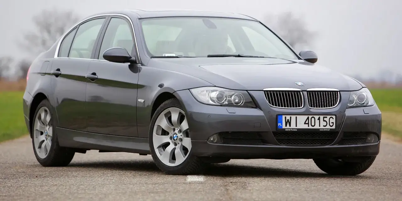 Szary sedan BMW E90 na drodze. Zastanawiasz się, jaki silnik ma to BMW E90?