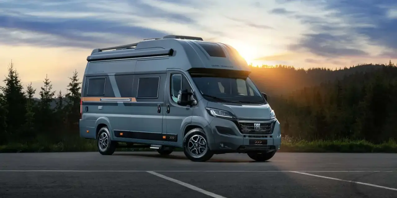 Nowy kamper dla emeryta, idealny na podróże po Europie. Szary Fiat Ducato z wygodnym wnętrzem, gotowy na przygody.