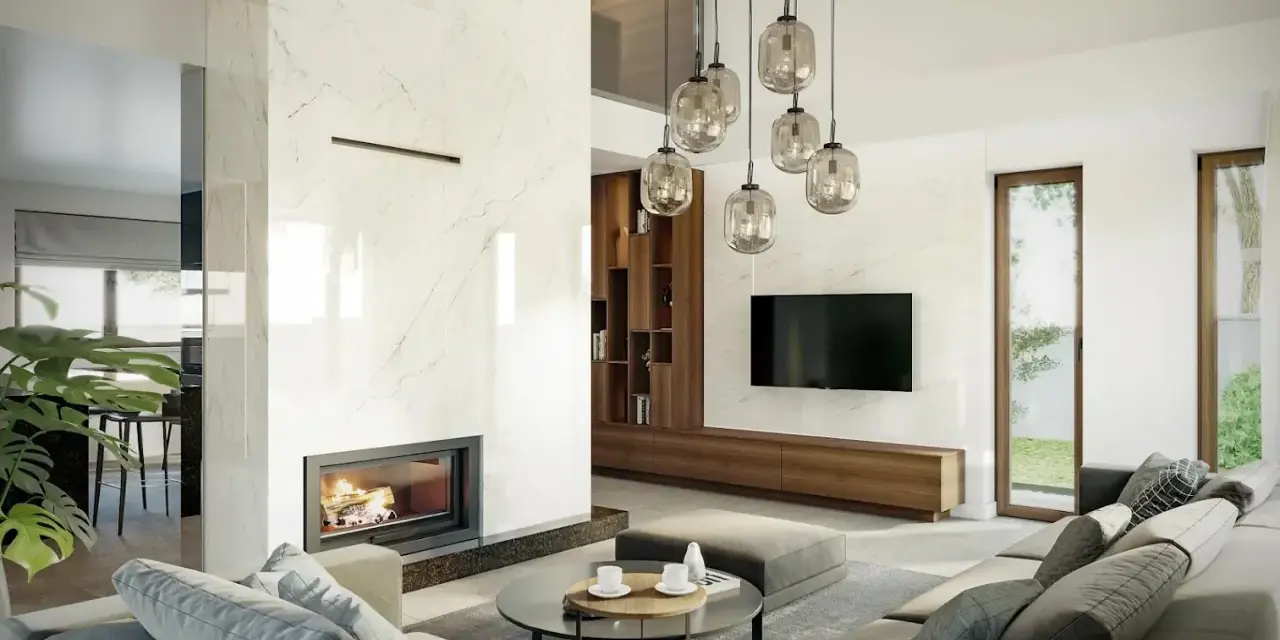 Nowoczesny salon z kominkiem i marmurową ścianą. Wygodna sofa i stolik kawowy tworzą przytulną przestrzeń. Projekt homekoncept 13 energo.