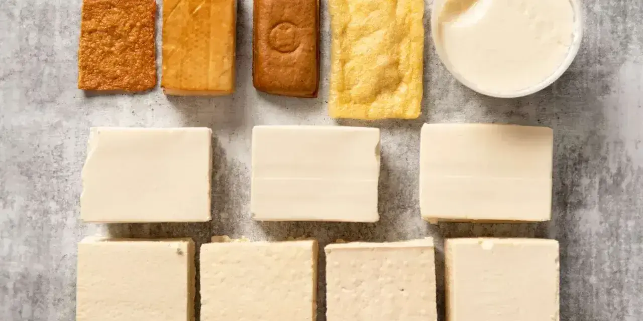 Różne rodzaje tofu: twarde, miękkie, wędzone i smażone. Z czego powstaje tofu? Z soi!