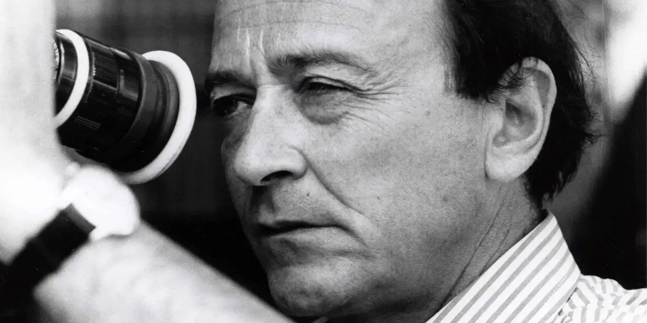 Regista con cinepresa, pronto a catturare storie per un **free cinema** che parla a tutti.