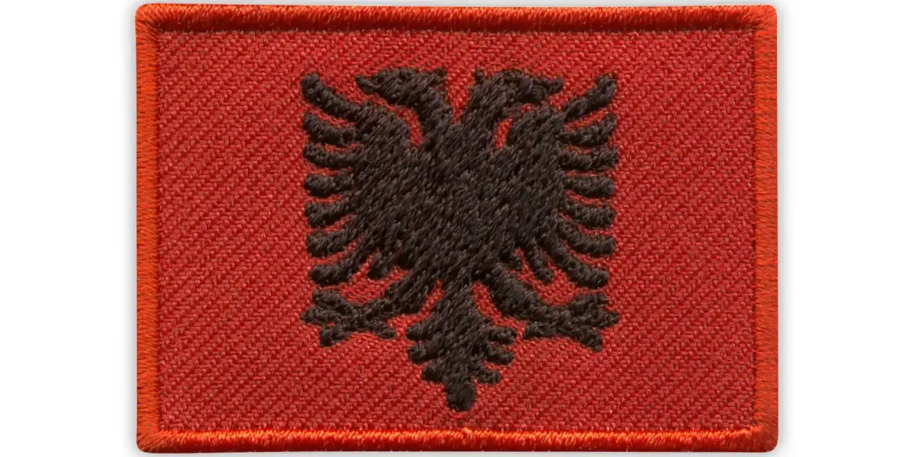 Naszywka z dwugłowym czarnym orłem na czerwonym tle – flaga Albanii.