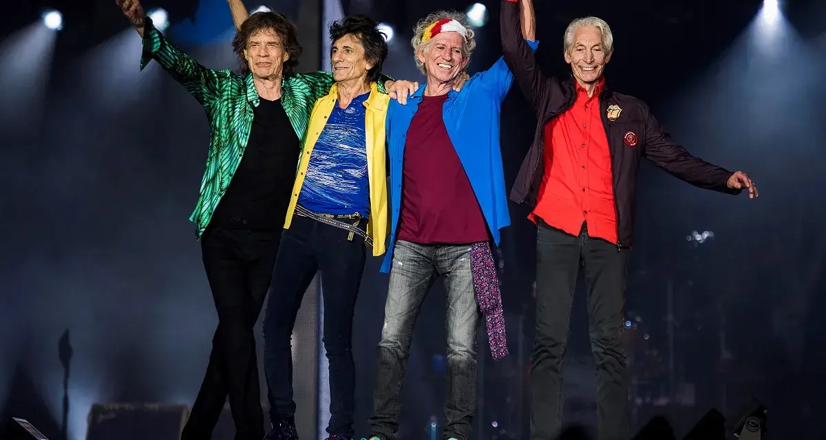 Die Rolling Stones, legendäre "midnight rambler", feiern auf der Bühne. Mick Jagger, Ronnie Wood, Keith Richards und Charlie Watts mit erhobenen Armen.
