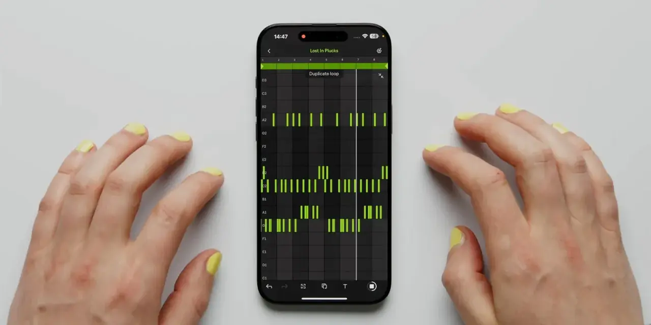 Hände tippen auf einem Smartphone, das die Ableton Note App mit einer Musiksequenz zeigt.