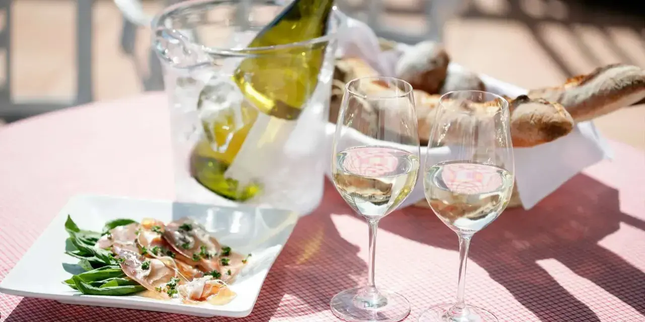 Idealne na letni dzień: schłodzony sauvignon blanc, jakie to wino, z przystawką i świeżym pieczywem.