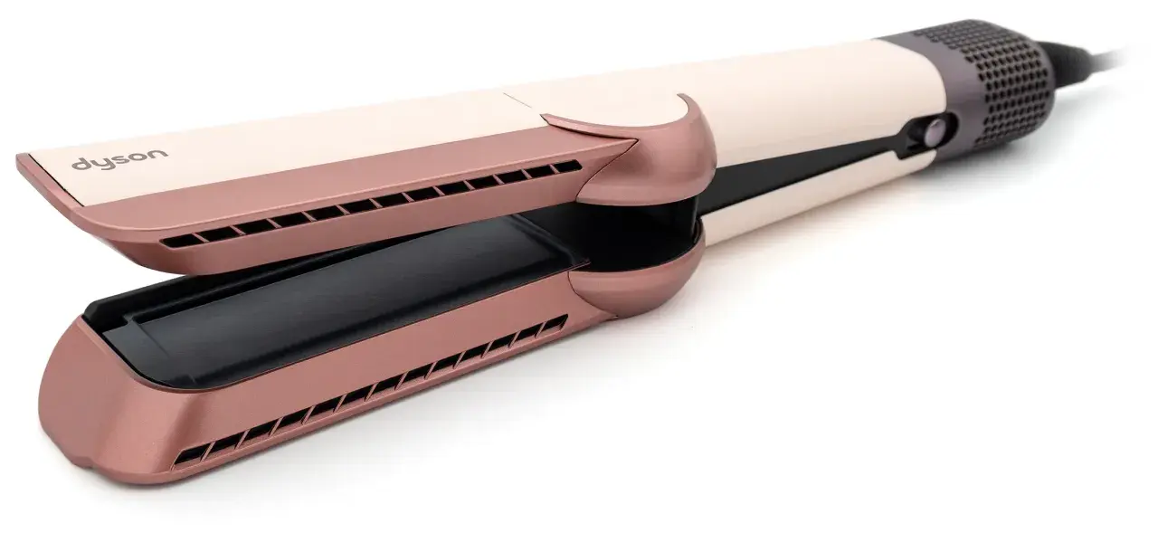 Nowa prostownica Dyson Airstrait w kolorze różowego złota i beżu, z technologią zapewniającą idealnie proste włosy.
