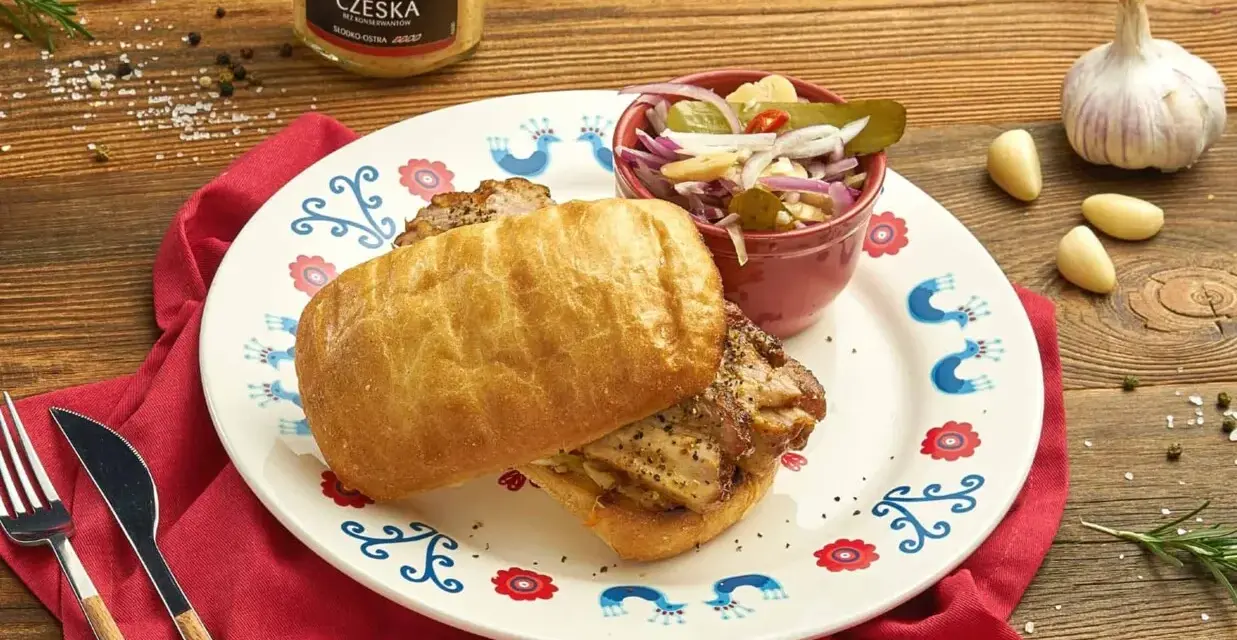 Pyszny BLT z czeską musztardą Prymat, podany z surówką i czosnkiem. Idealny na szybki obiad.