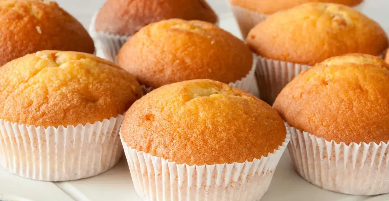 Złociste muffinki, idealne na każdy dzień. Ten uniwersalny przepis na muffinki sprawi, że będą pyszne i puszyste.