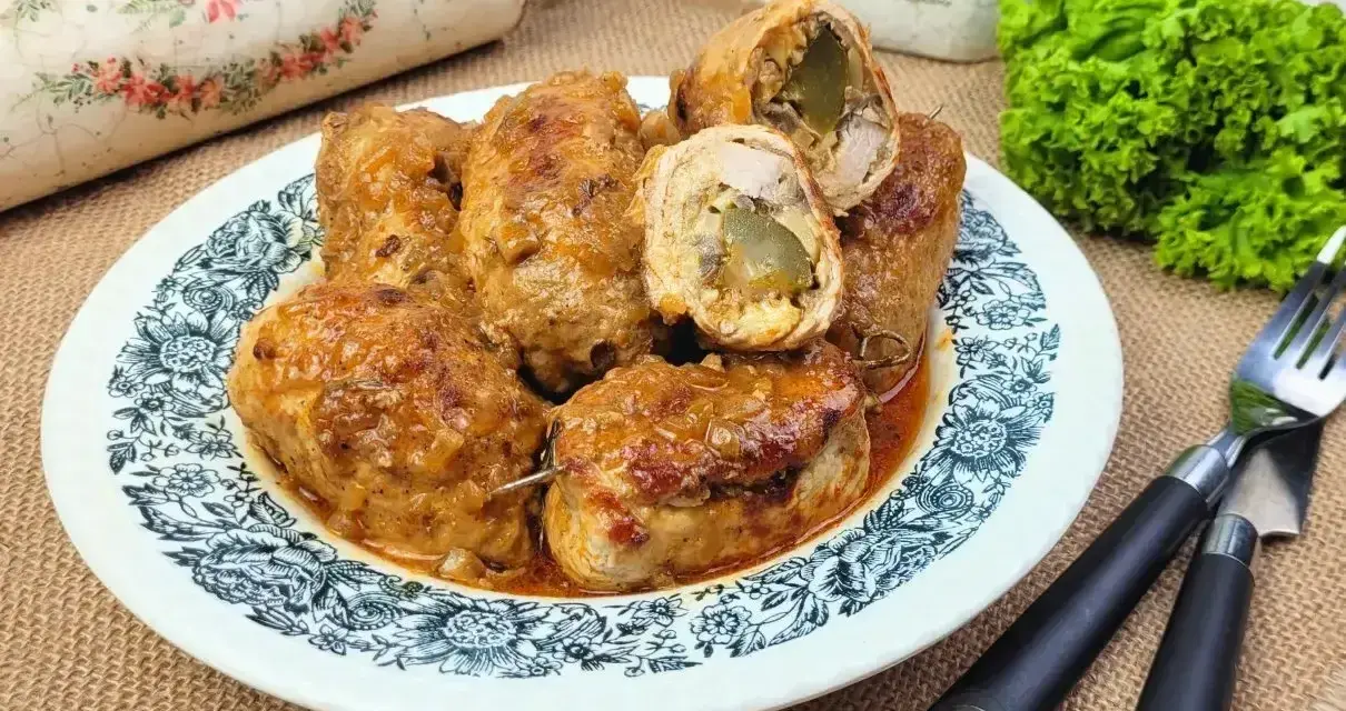 Roladki schabowe z ogórkiem i pieczarkami, idealne do sosu. Pytasz, czym faszerować roladki schabowe? Oto odpowiedź!