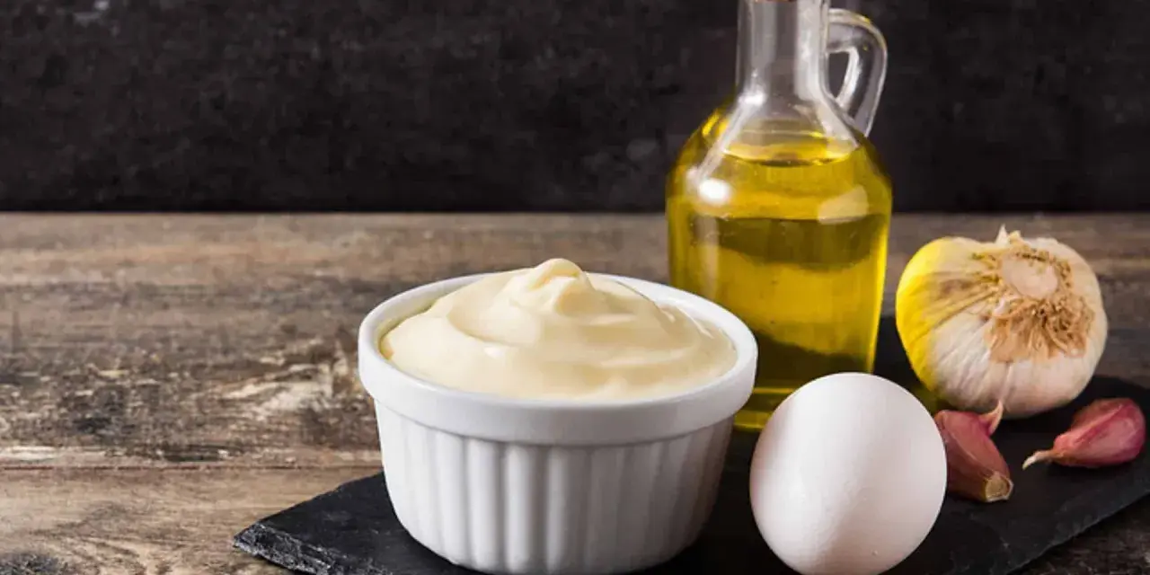 Cremige Aioli-Zutaten: Ei, Knoblauch, Olivenöl. Perfekt für die Schwangerschaft, wenn man auf rohe Eier verzichtet.