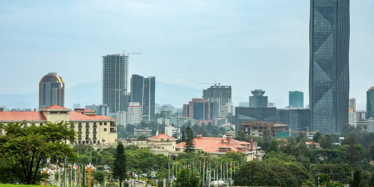 Etiopia miasto: nowoczesne wieżowce i tradycyjne budynki w otoczeniu zieleni.