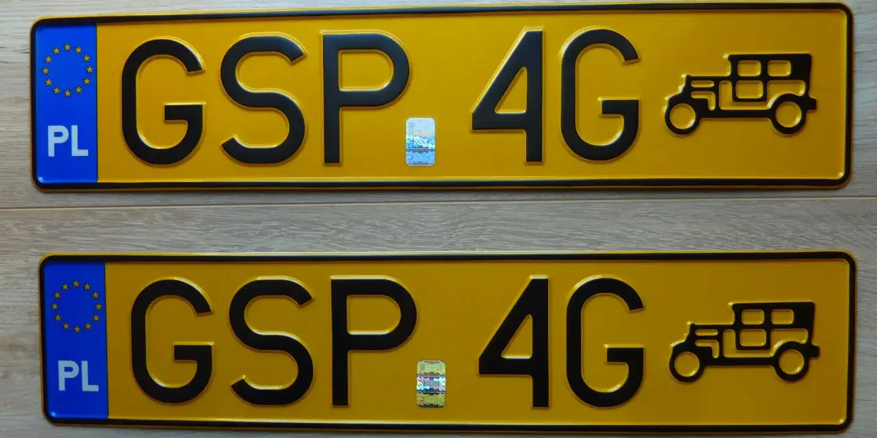 Dwie żółte rejestracje z napisem GSP 4G i symbolem starego samochodu.