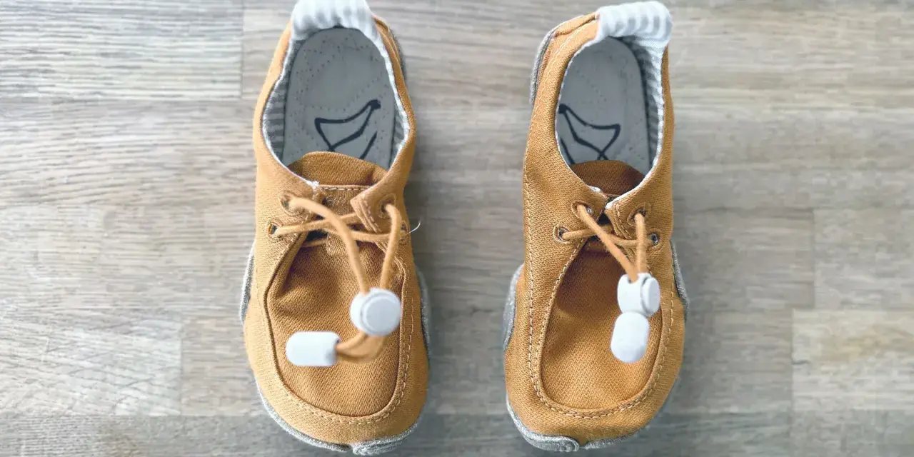 Braune Lauflernschuhe mit Schnürung und Gummizug. Ideal für die ersten Schritte, ab wann sie gebraucht werden, hängt vom Kind ab.