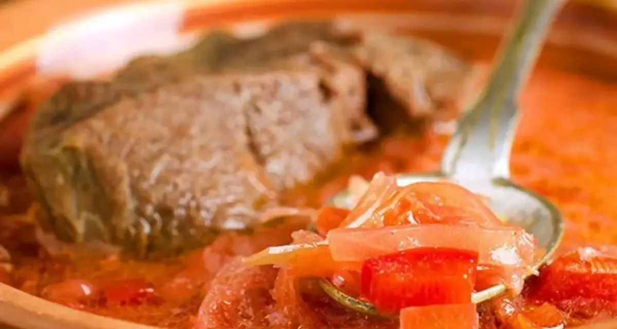 Un saporito spezzatino di manzo in un brodo rosso con verdure. Perfetto per le tue sorra di manzo ricette.