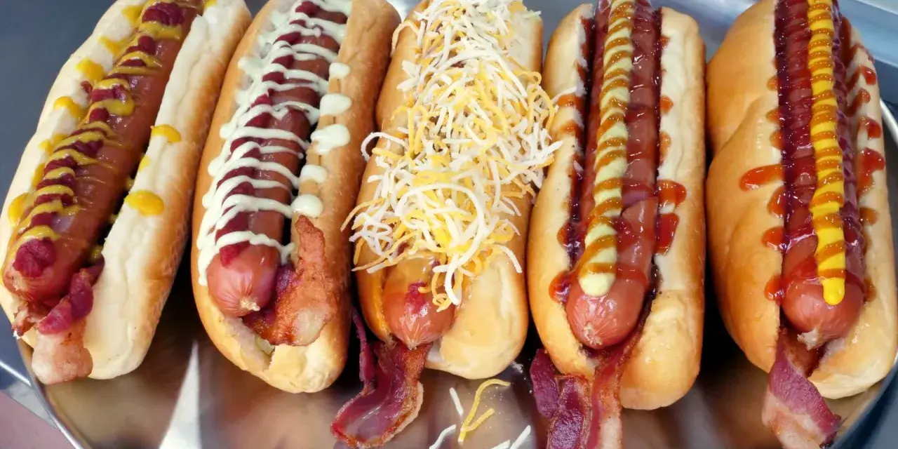 Pięć pysznych hot dogów z frytkownicy powietrznej, z bekonem, serem i sosami. Idealne na szybki posiłek.