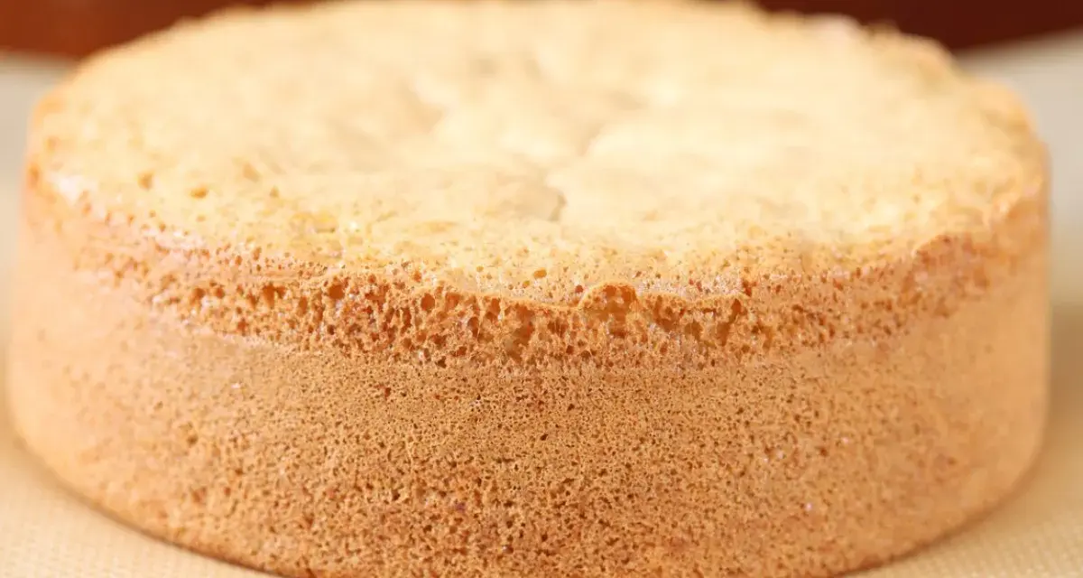 Idealny biszkopt z 4 jaj z mąką ziemniaczaną, puszysty i lekki. Idealny do tortów i deserów.