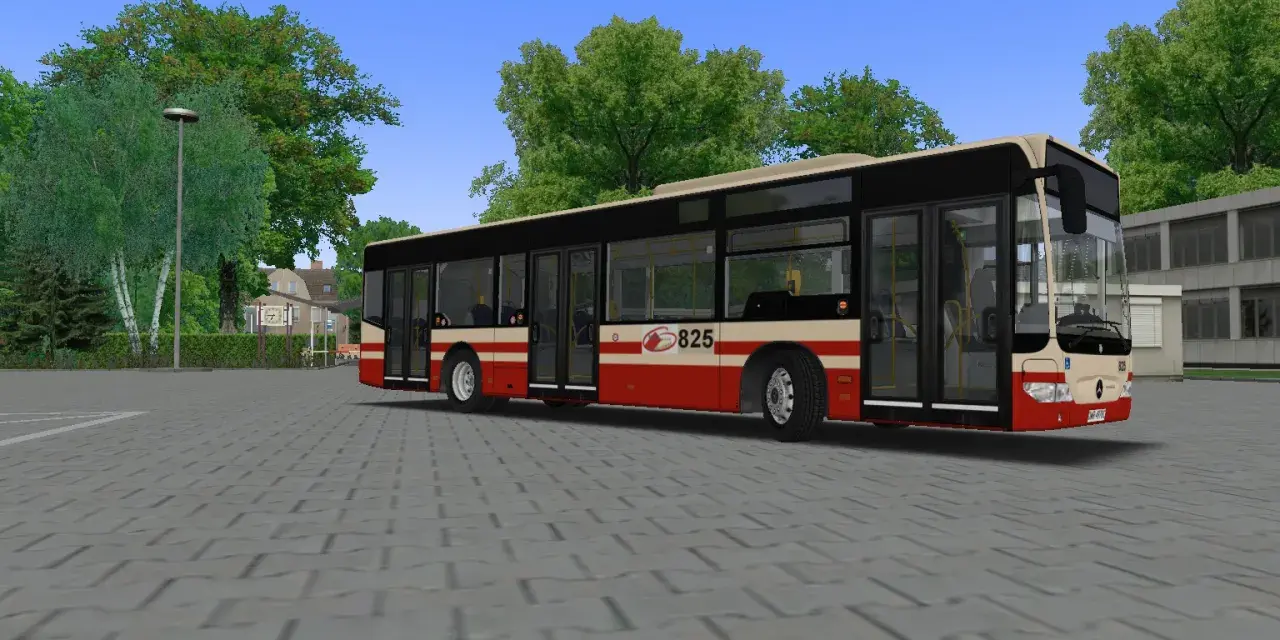 Autobus MZK Jelenia Góra z numerem 825 stoi na placu.