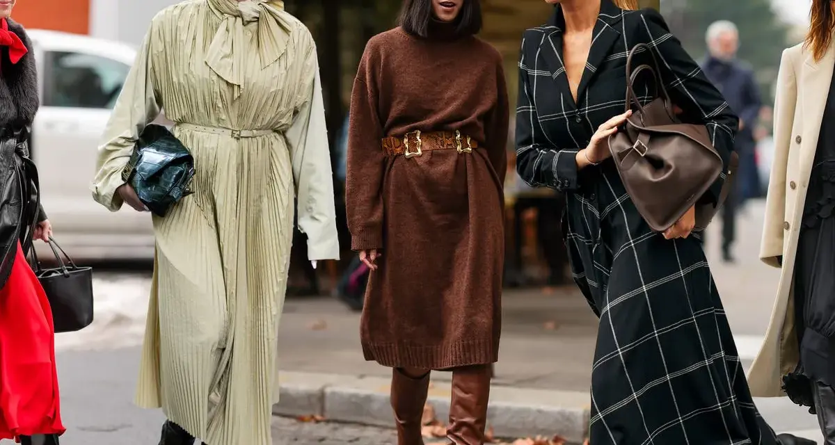 Estilos de moda callejera: vestidos largos, botines y bolsos. Se ve que **que largo de vestido se lleva** esta temporada.