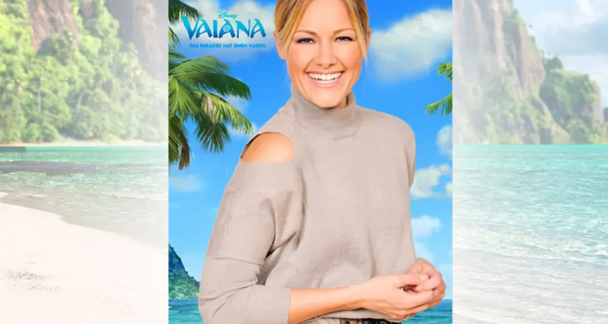 Lächelnde Frau vor tropischer Kulisse mit Vaiana-Logo.