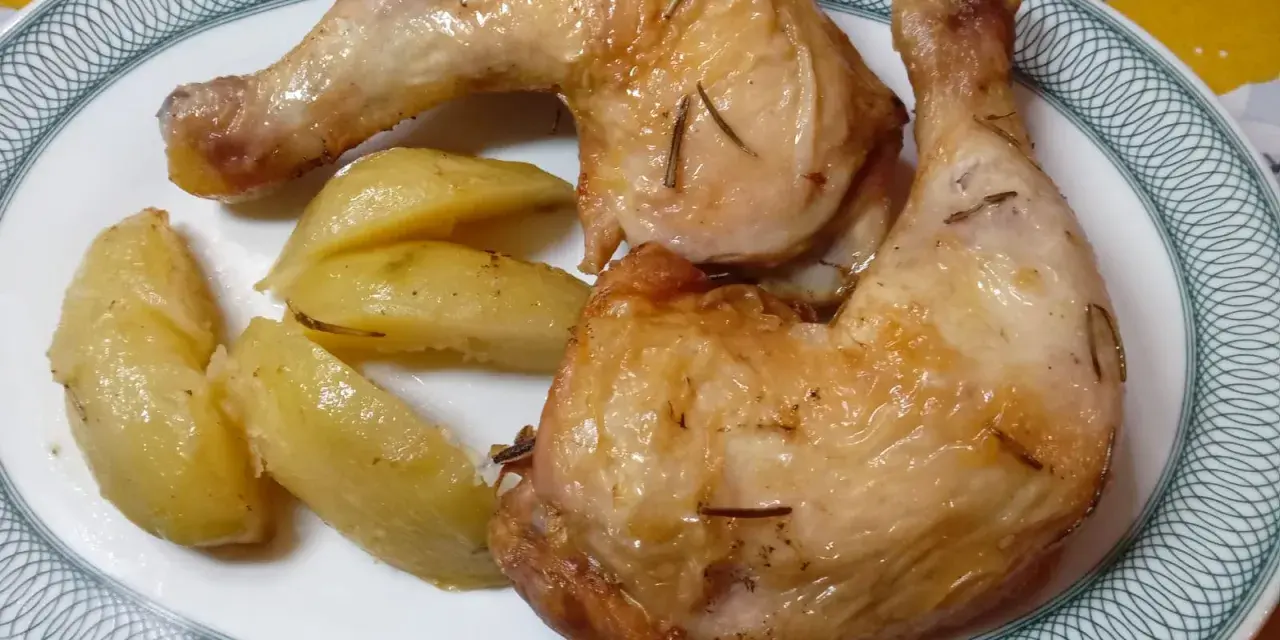 Cosce di pollo in friggitrice ad aria, dorate e succulente, servite con patate arrosto.