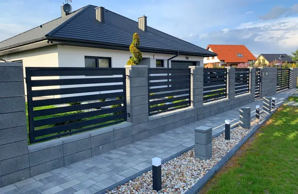 Najpierw kostka czy ogrodzenie - uniknij kosztownych błędów w budowie