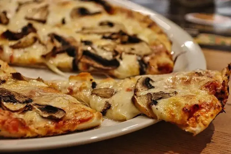 Pizza 42 cm: Ile kalorii? Sprawdź, co podbija Twój wynik!