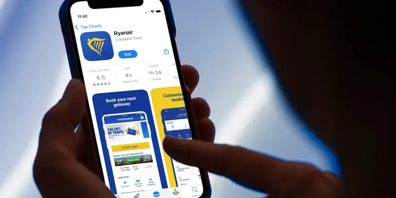 Na ekranie telefonu widać aplikację Ryanair, gdzie można znaleźć kartę pokładową i zarządzać swoimi podróżami.