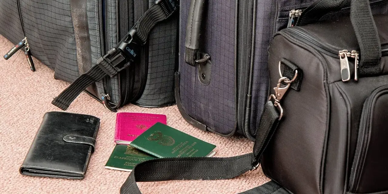 Walizki, torba podróżna i paszporty. Czy trzeba oddać stary paszport? Zależy od przepisów kraju.