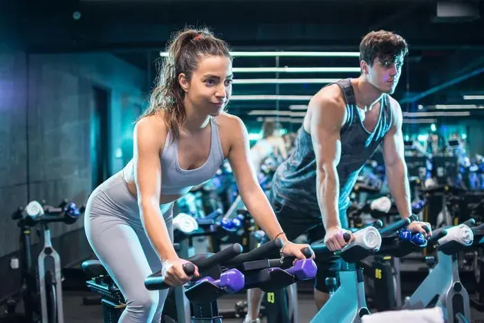 Ile kalorii spalisz na rowerku stacjonarnym przy 10 km jazdy?