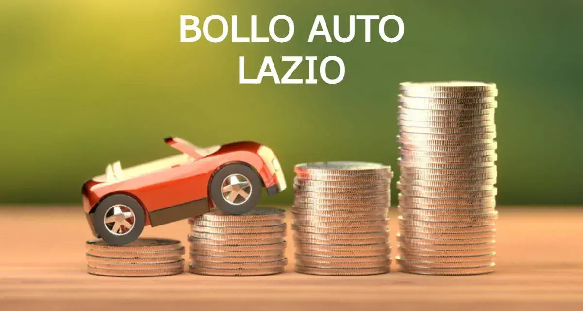 Macchinina rossa su pile di monete, con testo "BOLLO AUTO LAZIO". Il costo del bollo auto nel Lazio è rappresentato da queste monete.