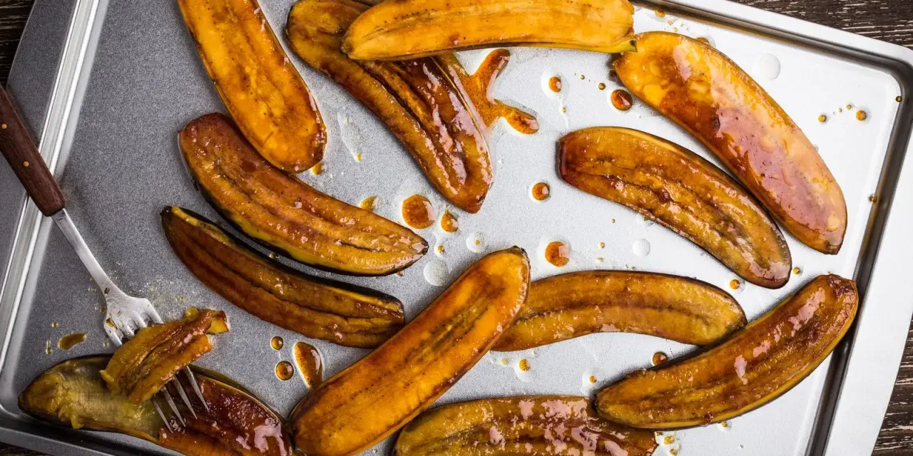 Banane mature caramellate su teglia, perfette per ricette veloci e golose.
