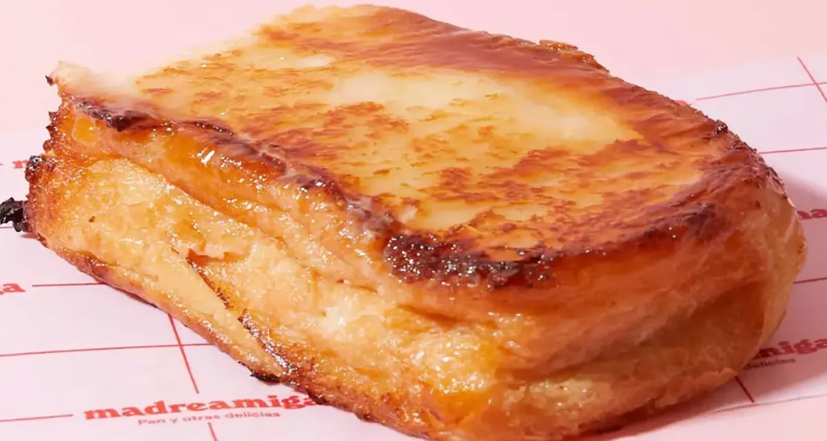 Torrijas al horno doradas y jugosas, con un glaseado brillante que invita a probarlas.