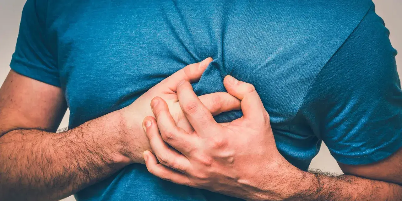 Ból pod lewą łopatką: Kiedy to alarm? Od mięśni po zawał serca