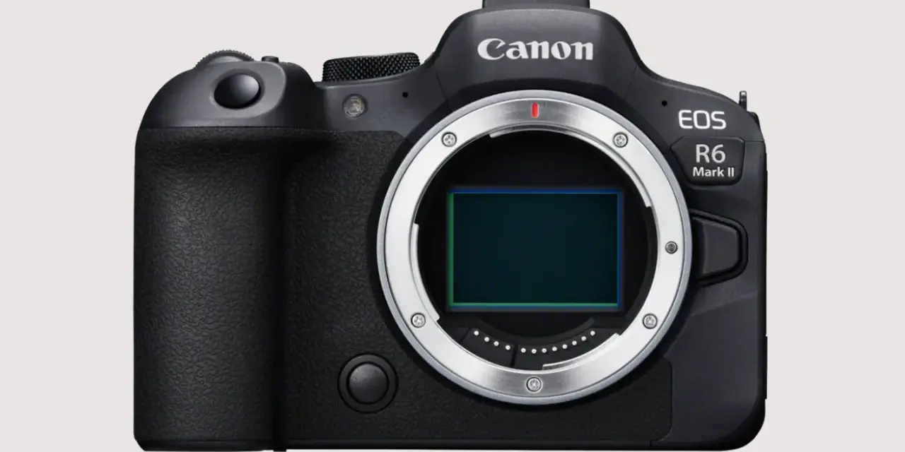 Czarny aparat Canon EOS R6 Mark II z widocznym sensorem.