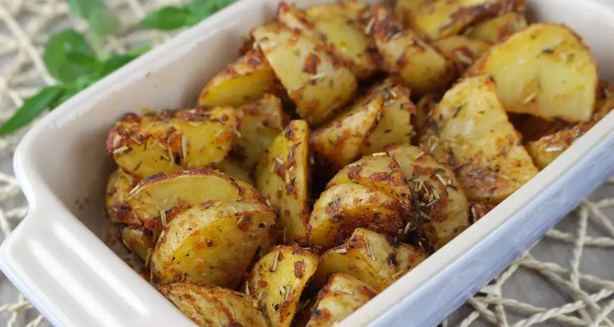 Patatas al microondas, doradas y crujientes, con hierbas aromáticas. Un aperitivo rápido y delicioso.