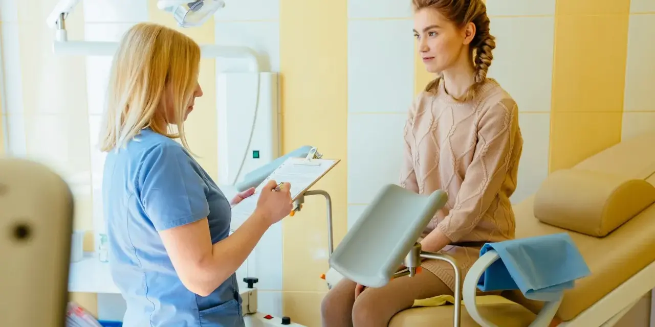 Lekarka omawia z pacjentką wyniki cytologii, która wykazała plamienie.