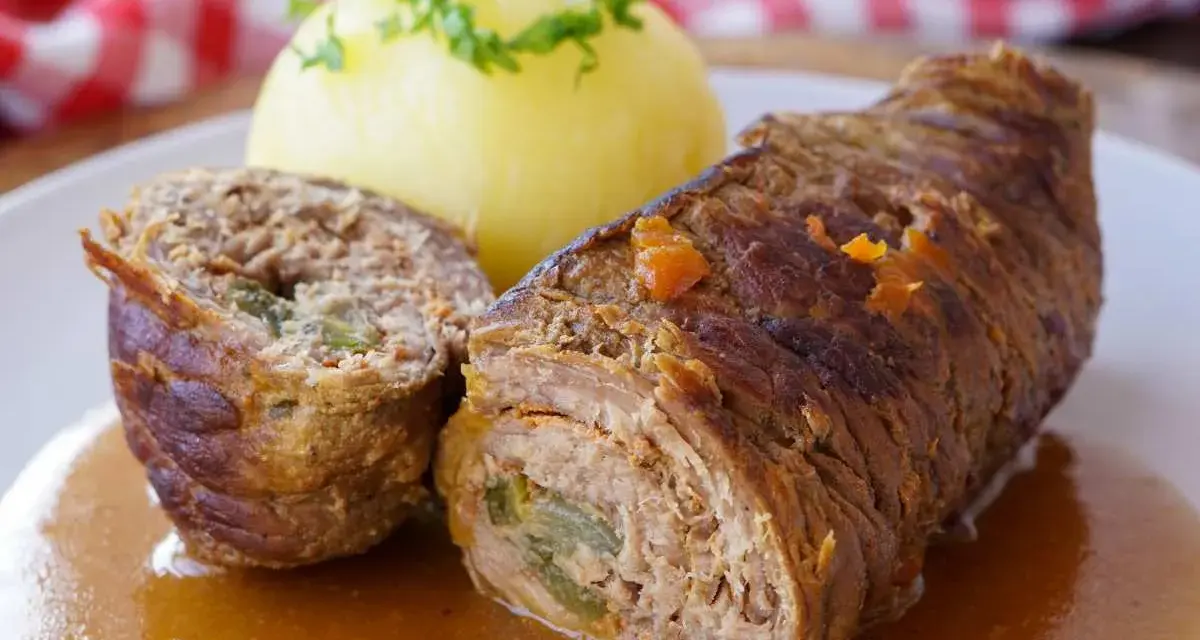 Herzhaftes Rouladen Rezept mit Kartoffelklößen und Soße. Ein Klassiker der deutschen Küche, der immer schmeckt.