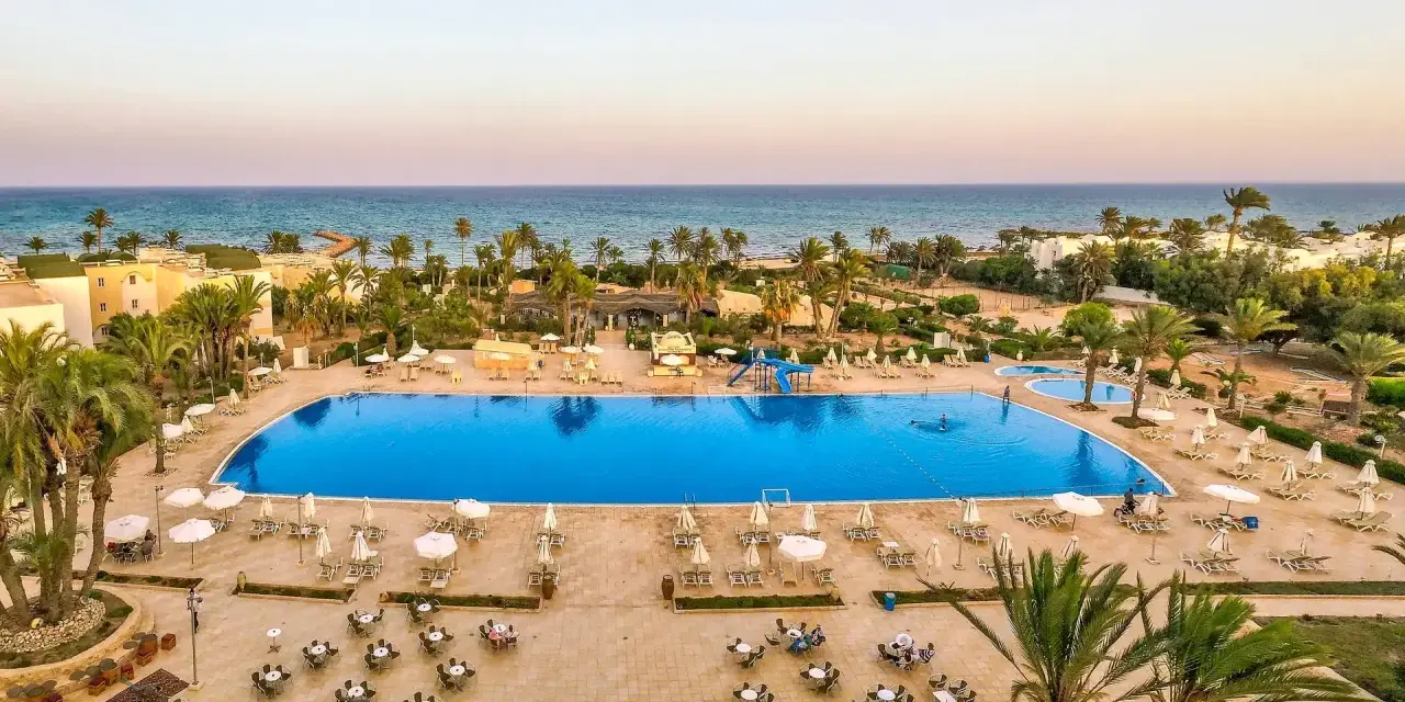 Basen hotelowy na Djerbie, idealny na wakacje. Dobre djerba castille opinie potwierdzają urok tego miejsca.