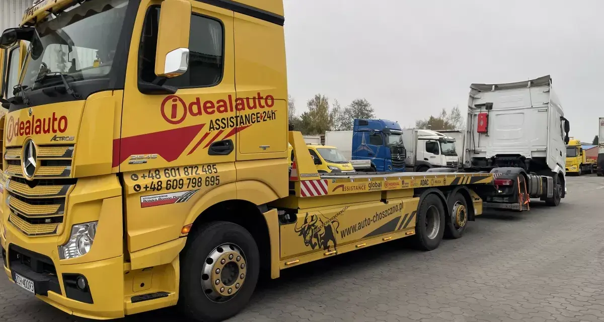 Żółta laweta "Idealauto" z numerami kontaktowymi. Zastanawiasz się, ile kosztuje laweta? Sprawdź ofertę tej firmy!