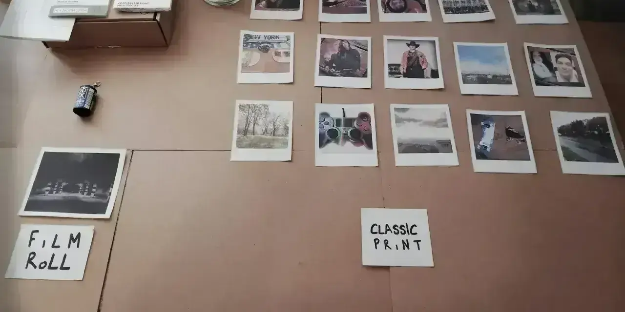 Zdjęcia z Rossmanna, różne rozmiary. Od klasycznych odbitek po polaroidy, wszystko ułożone na brązowym tle.