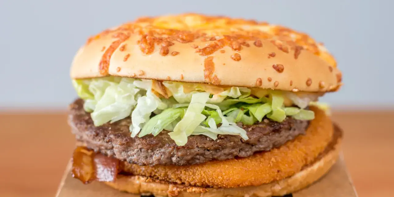 Burger Drwala z serem, sałatą, bekonem i panierowanym kotletem.