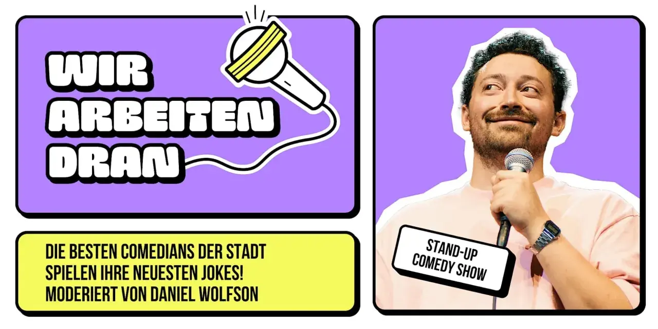 Ein lachender Berliner Comedian hält ein Mikrofon. Daneben steht "Wir arbeiten dran" und "Stand-Up Comedy Show".
