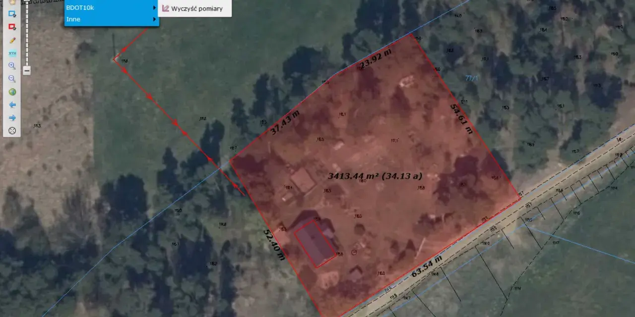 Geoportal: pomiar powierzchni działki 3413.44 m² (34.13 a) z zaznaczonymi bokami 23.92 m, 37.43 m, 52.40 m, 63.54 m.