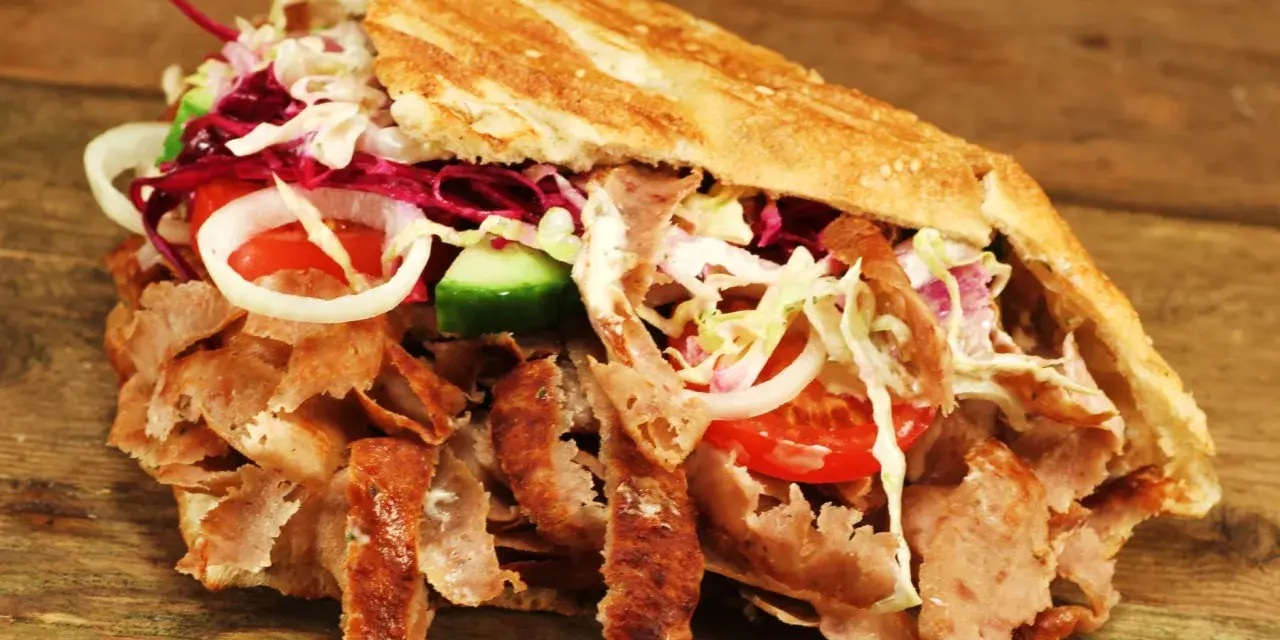 Kebab: Niezdrowy mit czy fakt? Poznaj składniki i zdrowsze opcje.