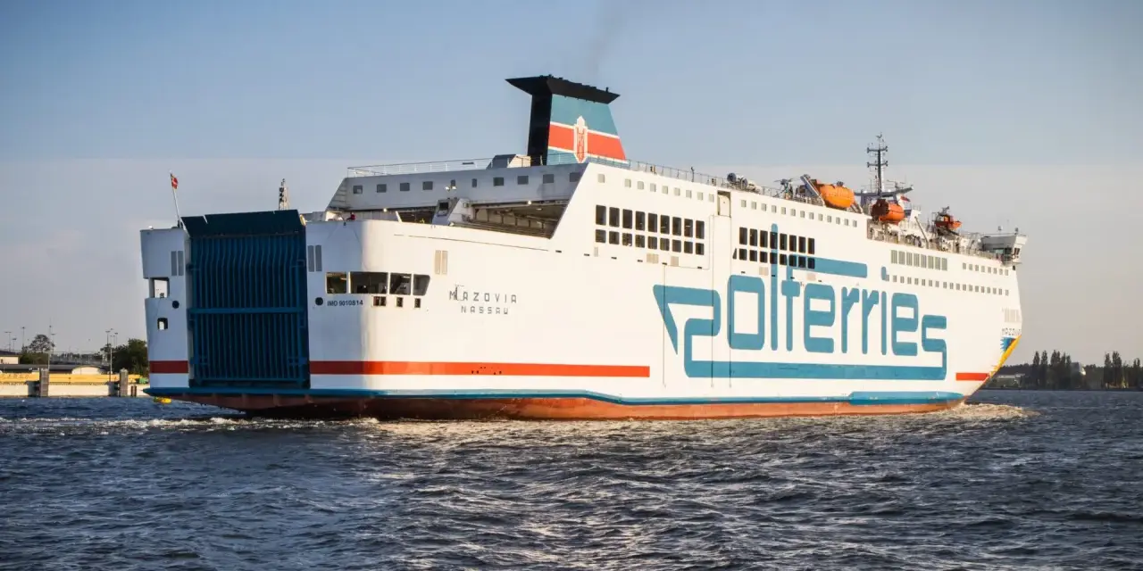 Prom "Mazovia" Polferries wypływa z portu Świnoujście.