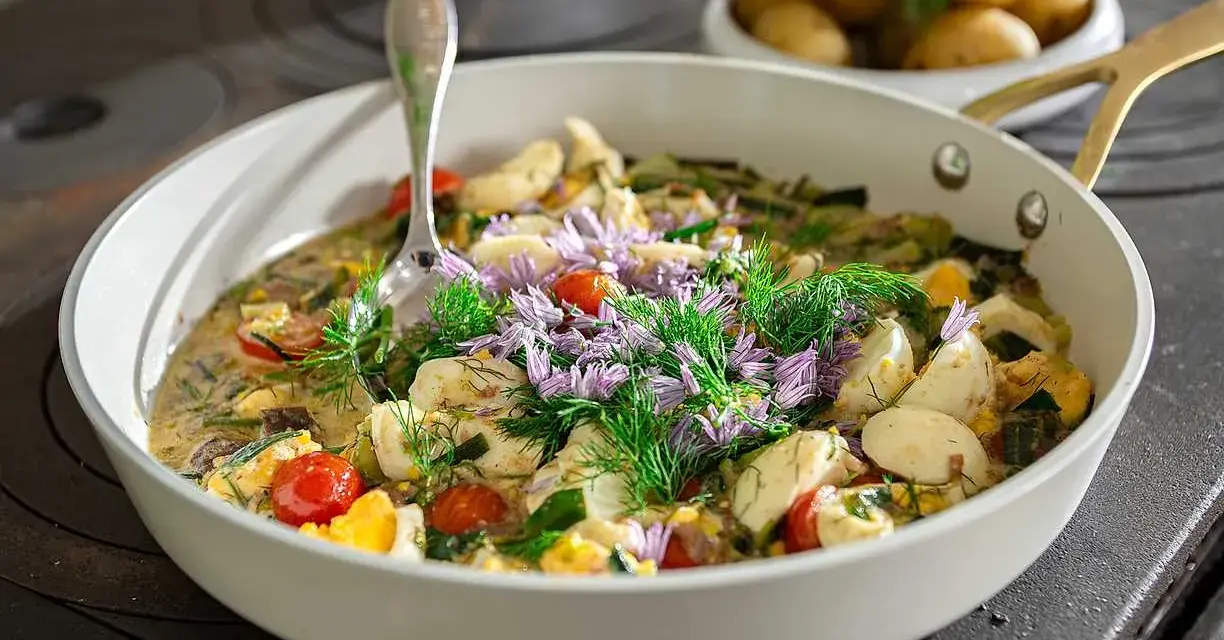 En härlig gryta med grönsaker, ägg och örter, perfekt för ett Ernst recept. Serveras med kokt potatis.