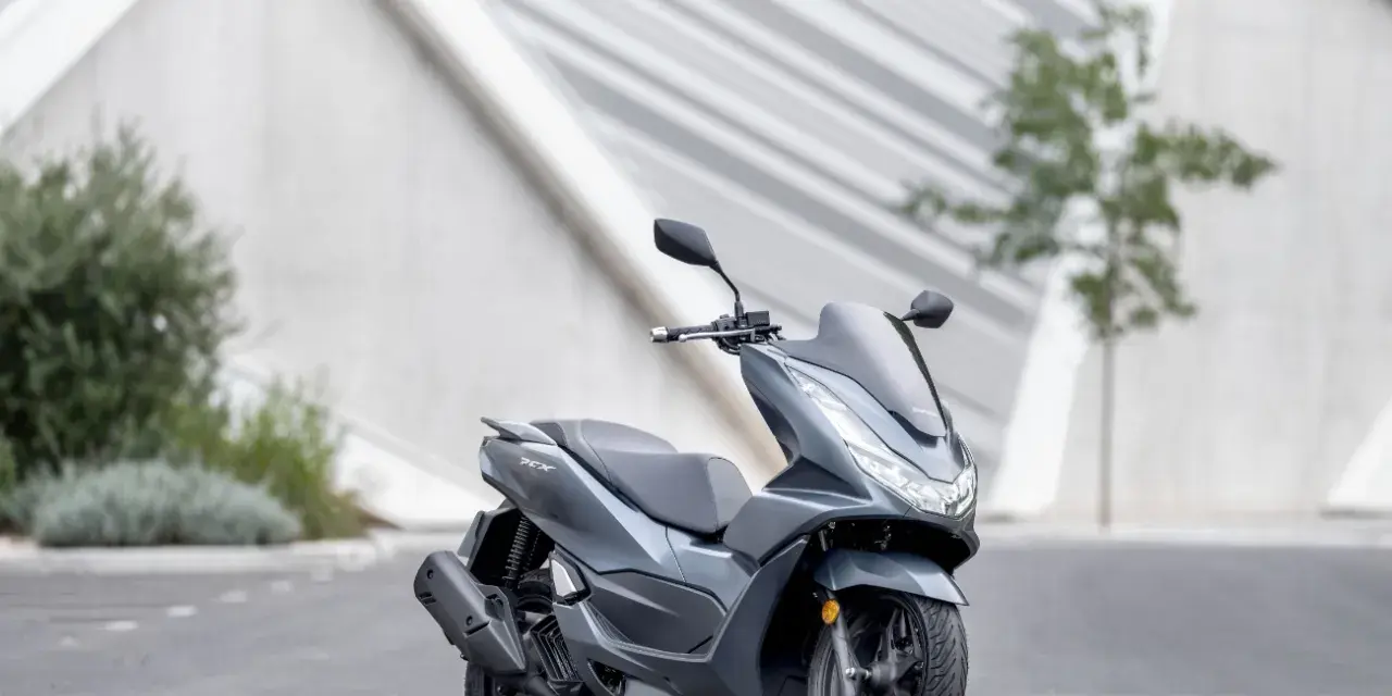 Szary skuter Honda PCX 125. Choć popularny, warto znać jego wady przed zakupem.